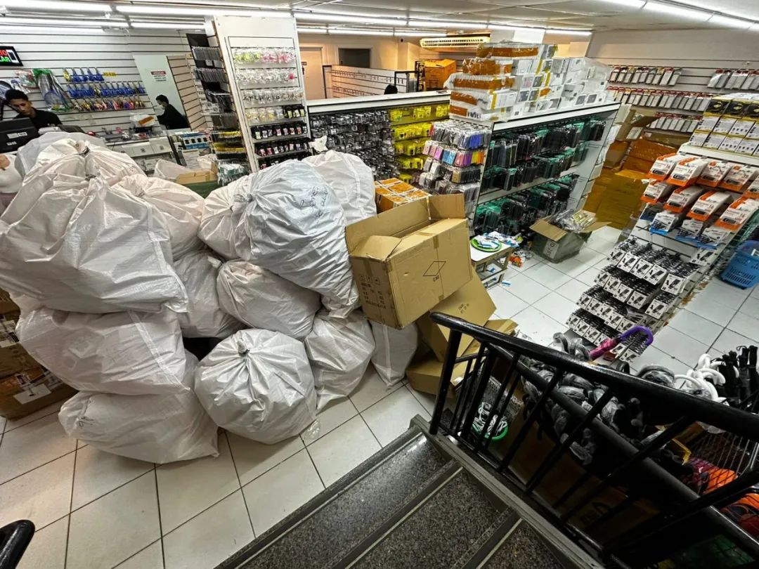 联邦税务局查突袭行动收缴了约128个装有假冒商品大型包装箱机构老板或因逃税和伪造罪被追究最高刑罚为四年(图1)