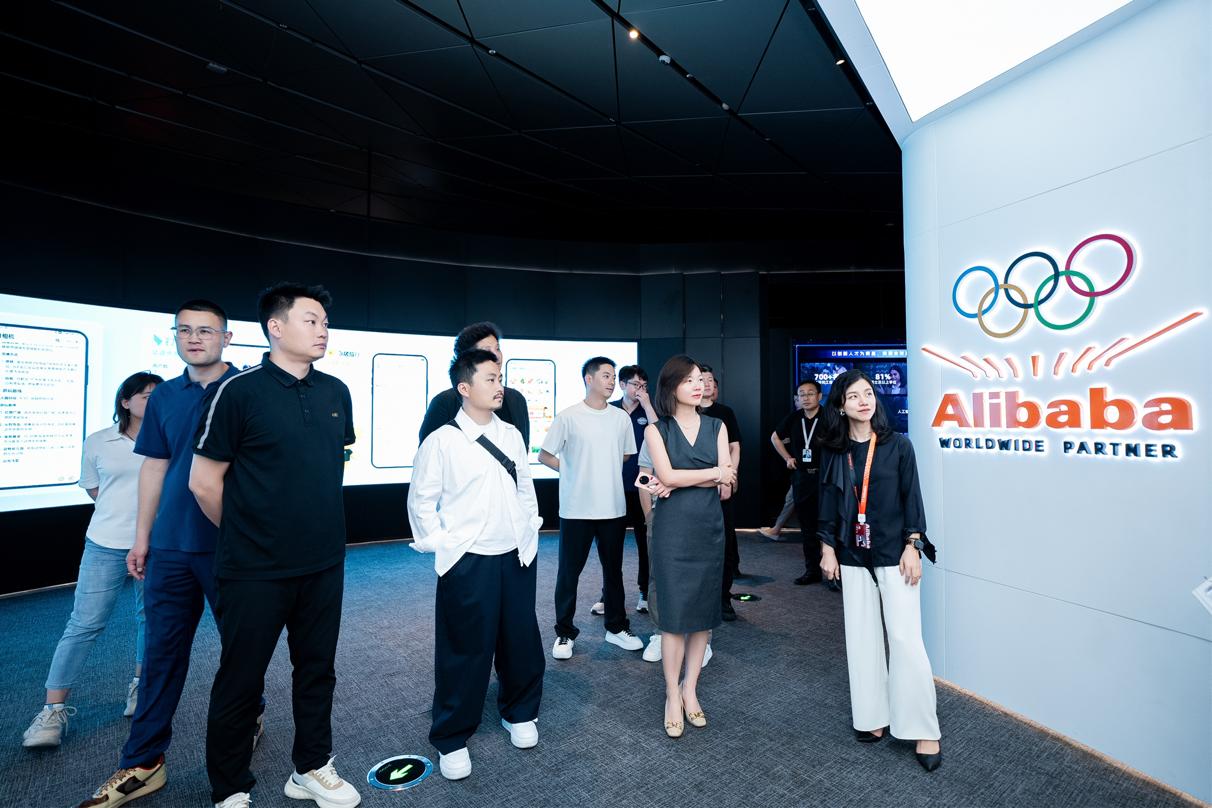 老乡鸡牵手钉钉打造“AI+餐饮业”标杆(图1)